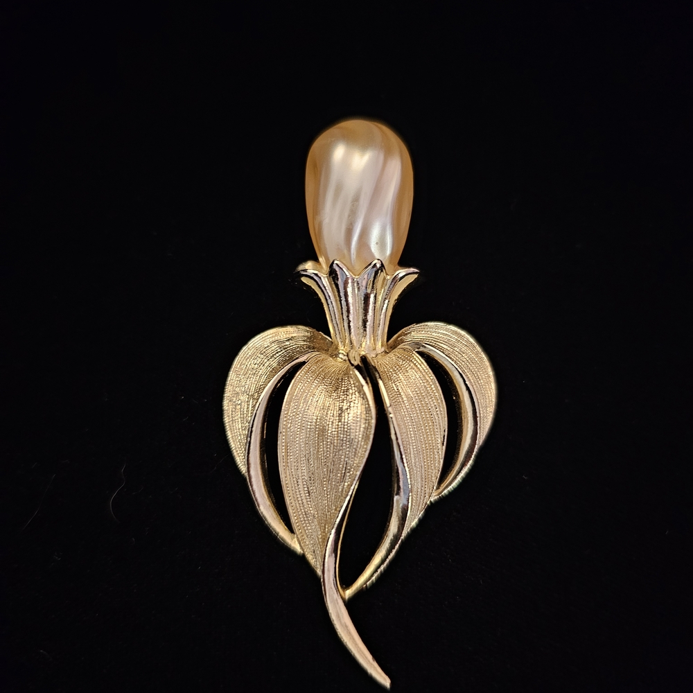 Vintage Sarah Coventry "Fantasy Flower" Gold Tone Brooch